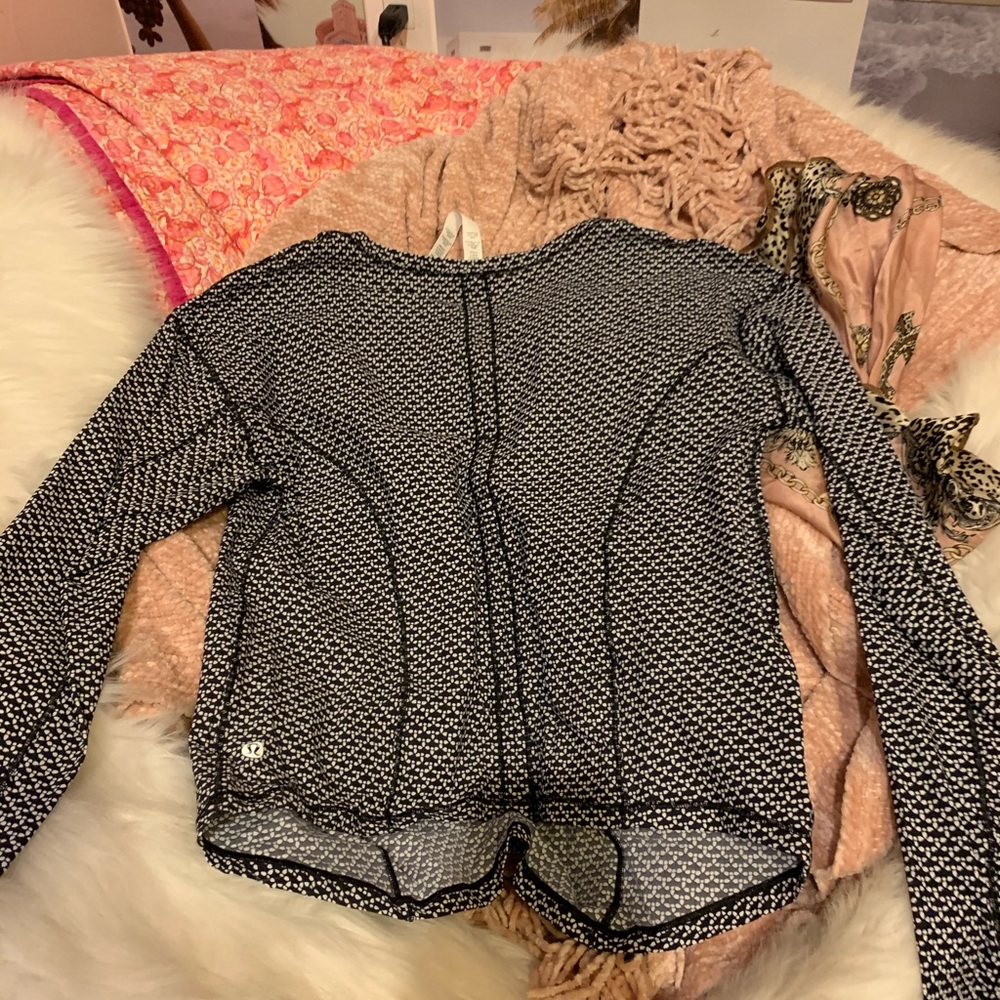 lululemon long sleeve black and white shirt